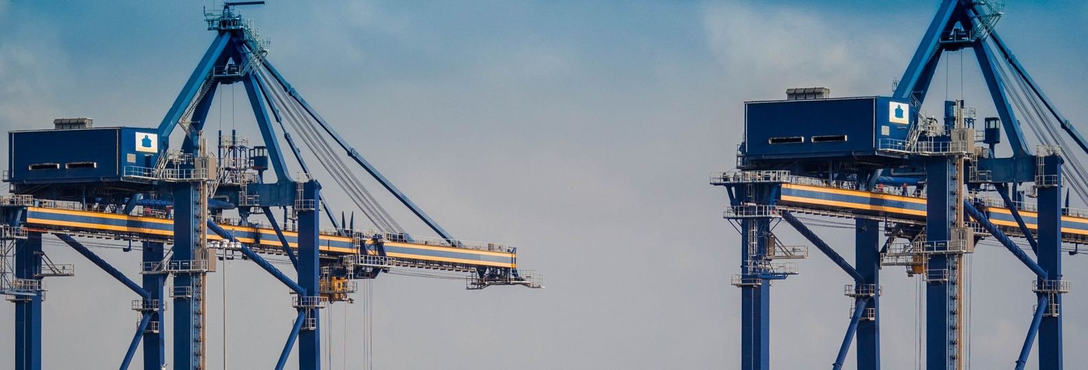 Grúas pórtico de puerto vistas desde abajo contra un cielo despejado